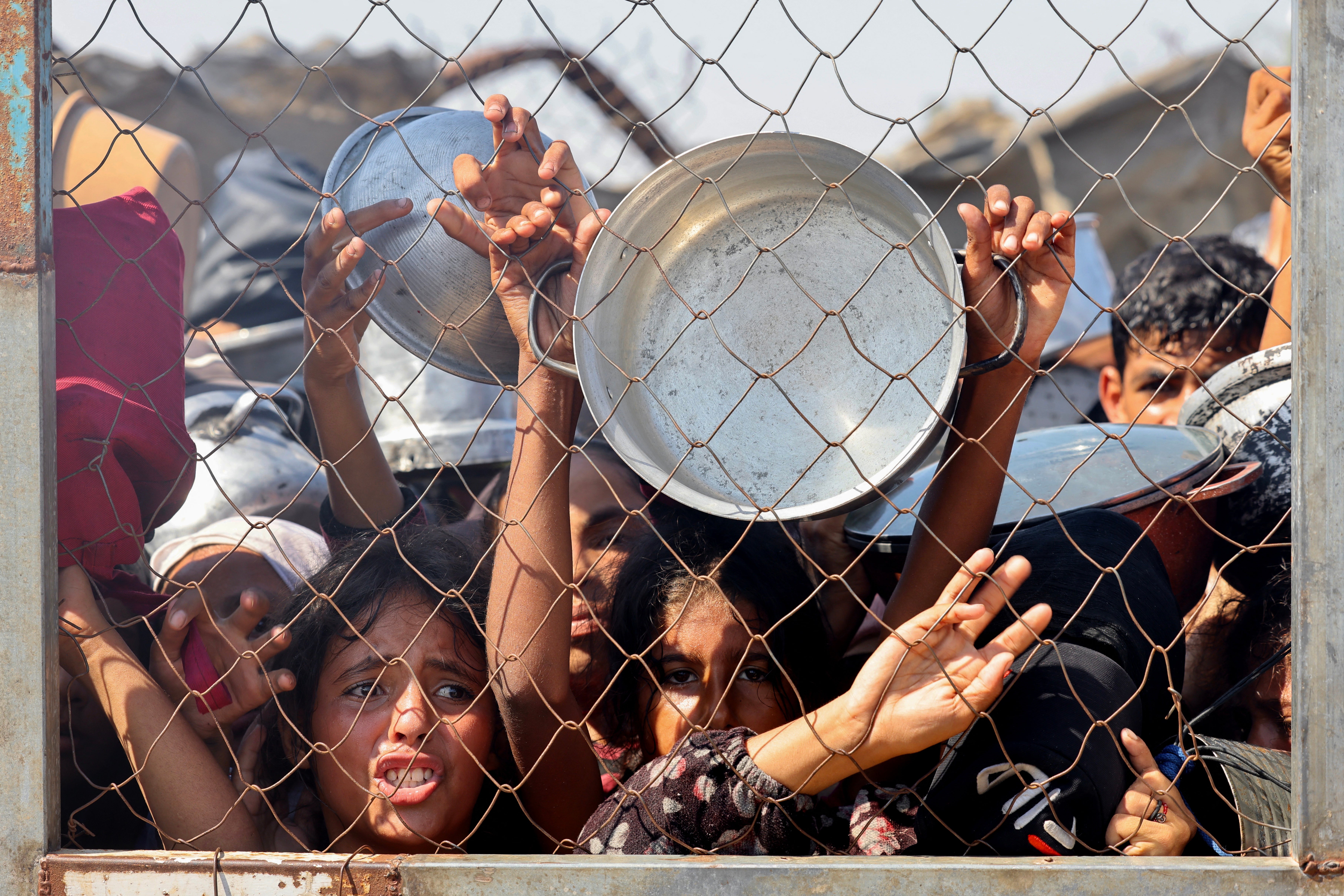 Gaza children at food distribution